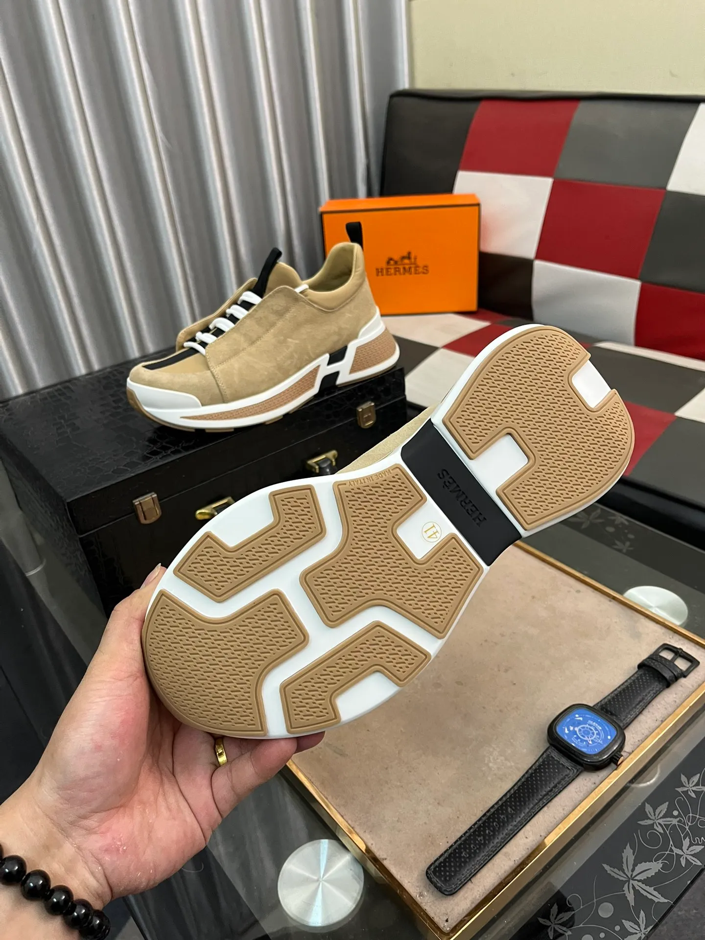 Men's shoes 💰: 560⌚️⌚️[Hermes] New sports shoes Hermès are the most comfortable shoes, no one else⃣️, they are very light on the feet and very good-looking, you will not feel tired when you go shopping and running around 👍 Very light and comfortable, extremely light, perfect for both sports and leisure! It’s up to you to choose, there’s always what you want~ Comes with a full set of packaging gift bags and invoices ✔️Fabric: imported first-layer cowhide ✔️Inner lining: breathable mesh ✔️Outsole: genuine leather bottom ✔️Size: Men 38-44 (45 custom-made) 5️⃣colors available